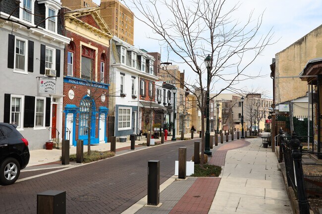 Building Photo - 53 W Maplewood Mall