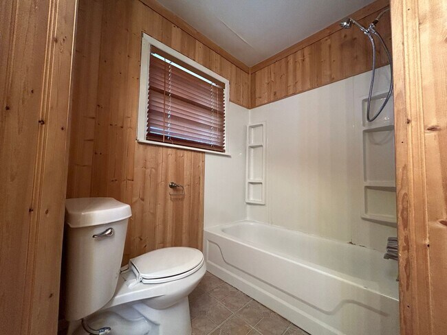 Building Photo - Located Near Park, Fast Food & Close Acces...