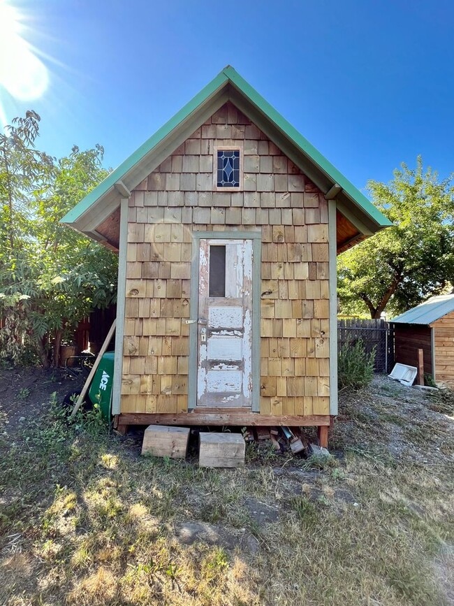 Building Photo - Charming Ronald Cabin Available through Ma...