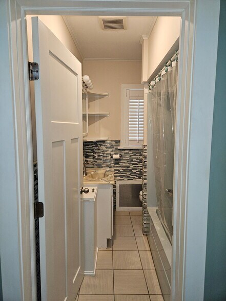 Building Photo - 1039 Clay Ave