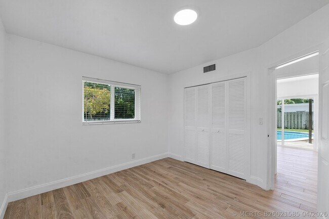 Building Photo - 400 SW 9th Ave