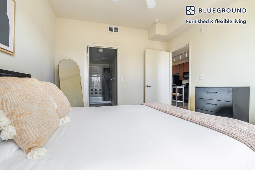 Building Photo - 3001 Esperanza Crossing