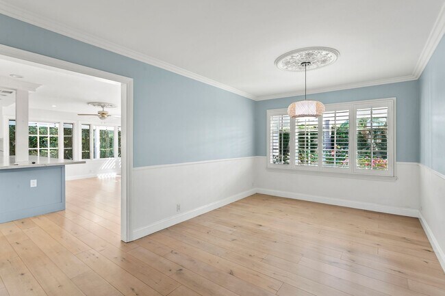 Building Photo - Remodeled Huntington Home!