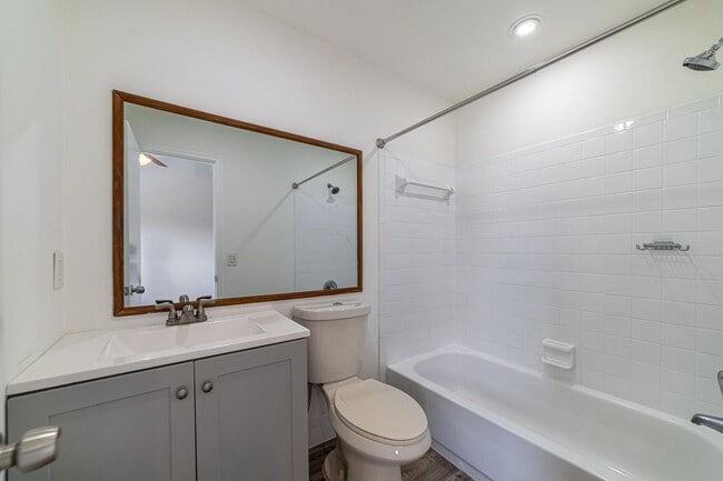 Building Photo - 2720 S Oakland Forest Dr