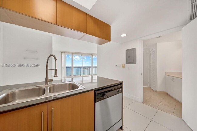 Building Photo - 1750 N Bayshore Dr