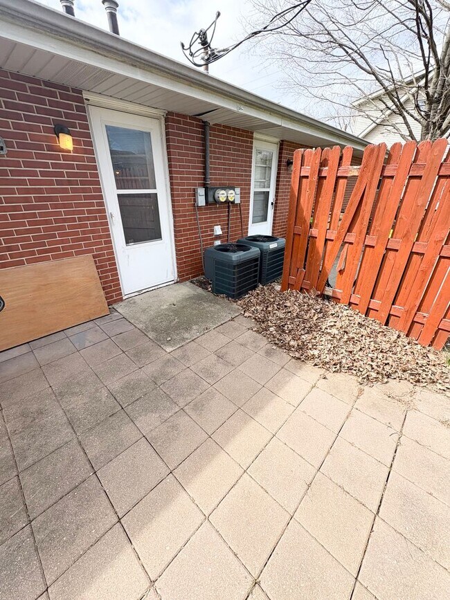 Building Photo - Charming 2 Bed, 1 Bath Home with Hardwood Floors