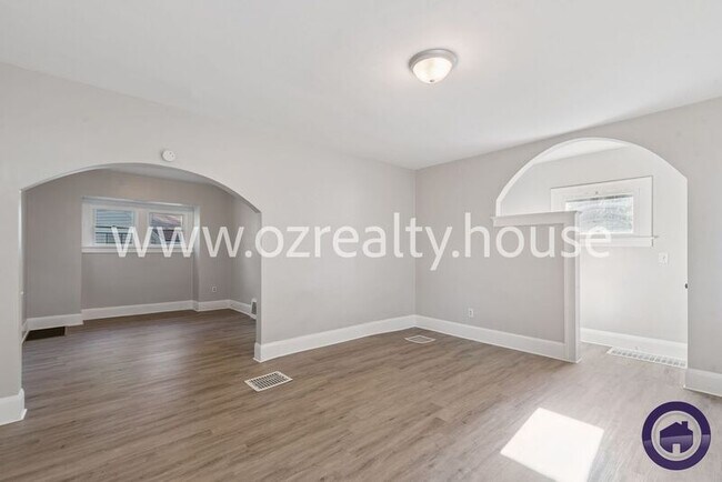 Building Photo - 1735 Roosevelt Cir