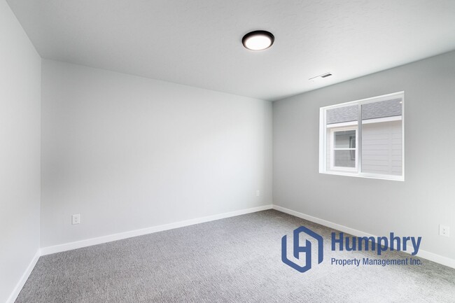 Building Photo - 4 bedroom, 2 bathroom, 2 car garage.