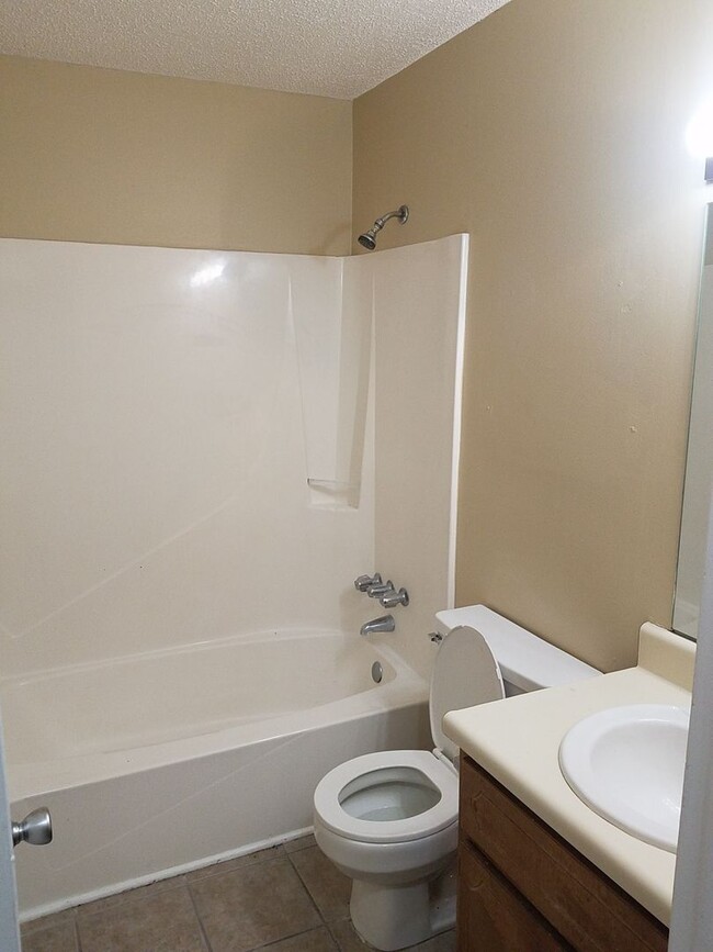 Building Photo - Cute 2BD/1BA condo. Close to shopping cent...
