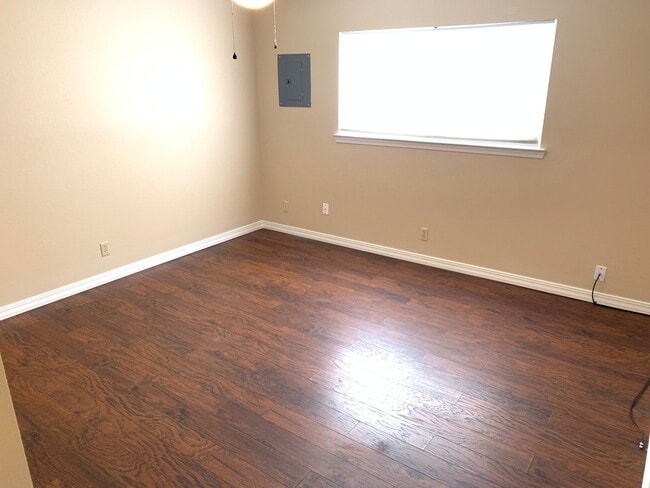 Building Photo - Home For Rent | 3 Bed | 2 Bath | 2 Car Gar...