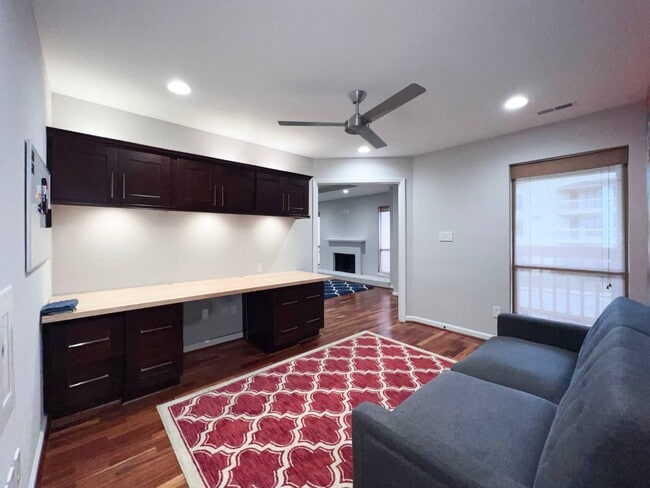 Building Photo - 221 New Kent Pl