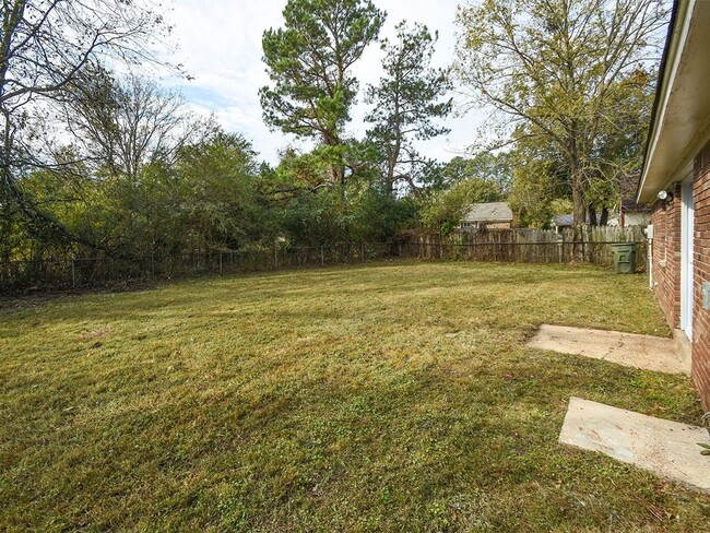 Building Photo - Fully updated 3 bed, 1.5 bath home with wo...