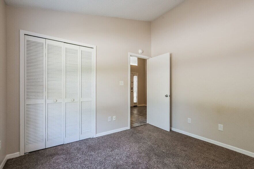 Building Photo - 1000 Country Cove Ct