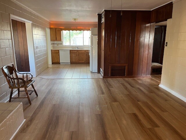 Building Photo - 2028 Cottonwood Ln