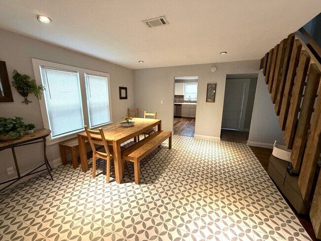 Building Photo - Available fully furnished or unfurnished, this beautifully renovated 3-bedroom, 1.5-bathroom home...