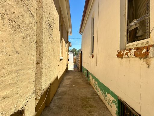 Building Photo - 3 Bedroom 2 Full Bath Renovated Single Fam...