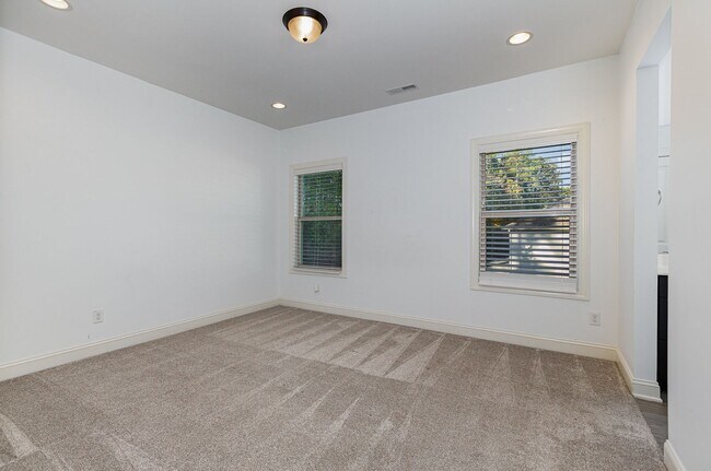 Building Photo - Stunning 5-Bedroom, 5-Bathroom Home with Chef's Kitchen and Luxurious Features
