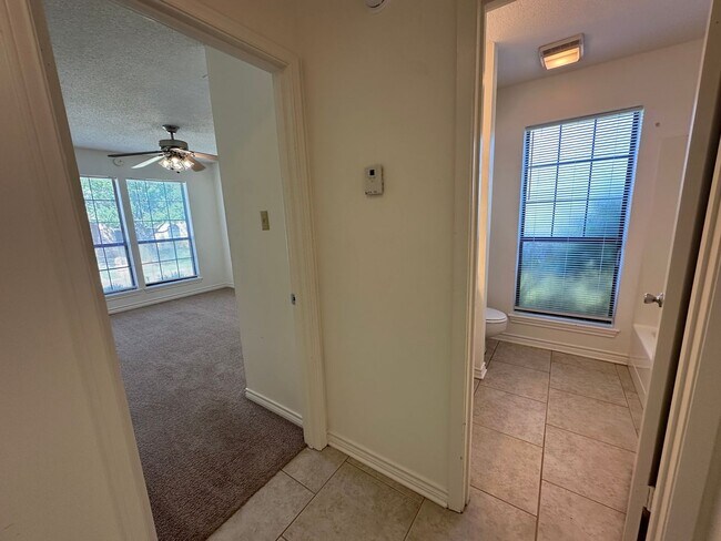 Building Photo - 5885 Creekside Cir