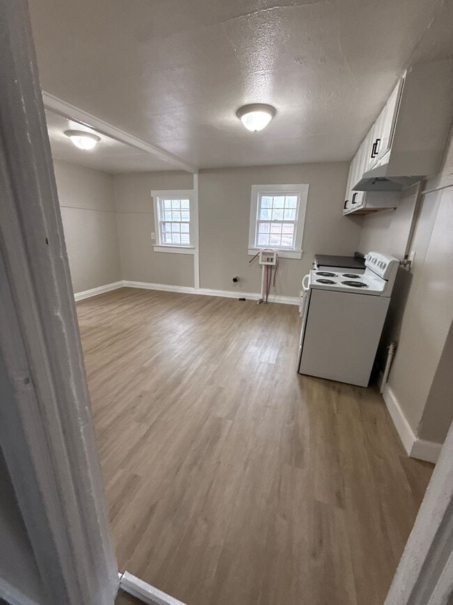 Building Photo - 2 bedroom/1 bath house