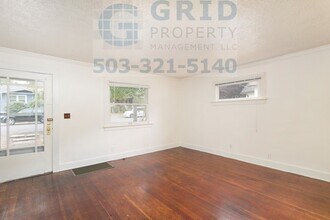 Building Photo - Charming 2 Bedroom Bungalow Available in Northeast Portland!