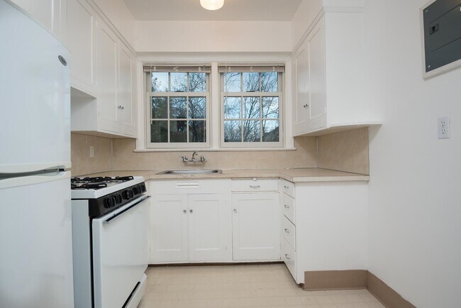 Building Photo - Be a Star in our Vintage 1 Bedroom Hollywood Apartment