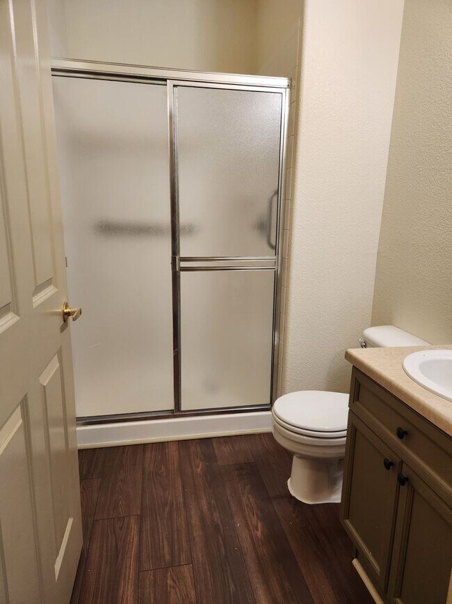 Building Photo - Beautiful condo in highly desired area of ...
