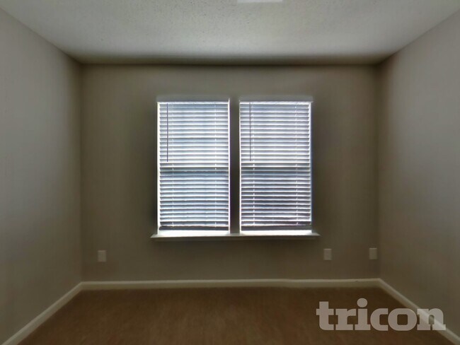 Building Photo - 2934 Hawick Commons Dr