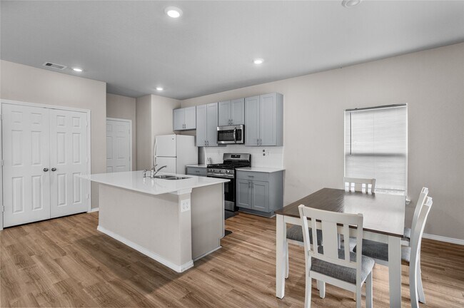 Building Photo - 707 Long Cedar Dr