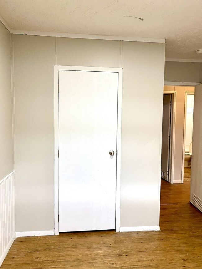 Building Photo - Quiet home in the country