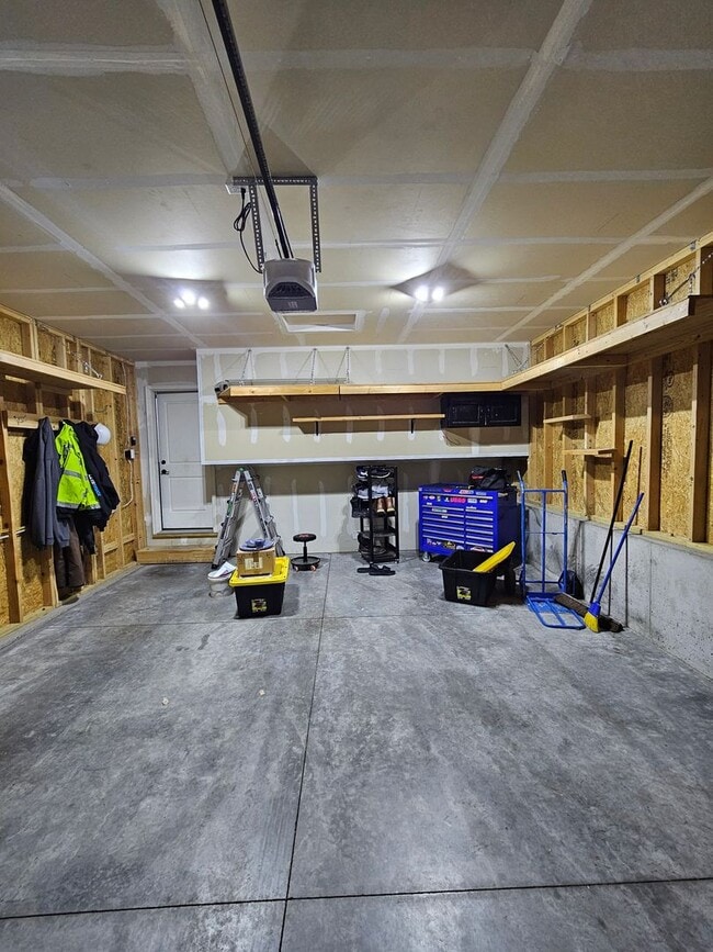 Building Photo - 4 BED | 2 BATH | DOUBLE GARAGE | RAPID VALLEY