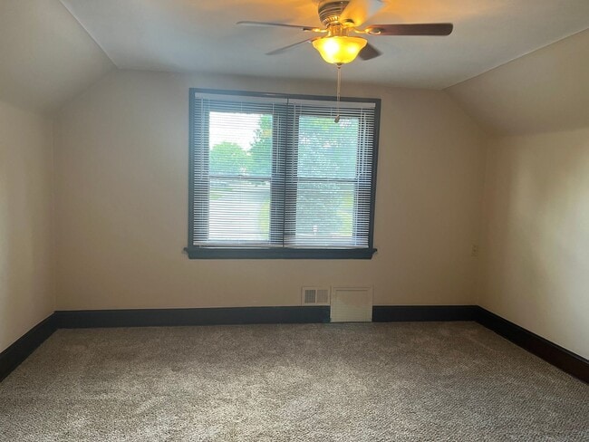 Building Photo - MT. WASHINGTON - Charming 3 bed 2 bath w l...