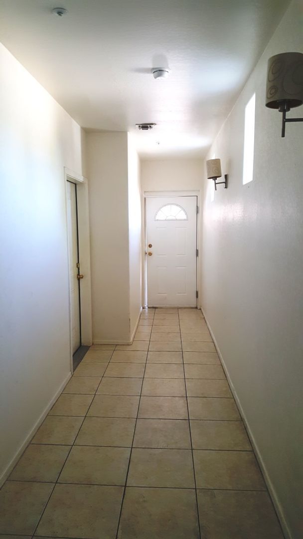 Building Photo - SPACIOUS TEMPE TOWNHOME!