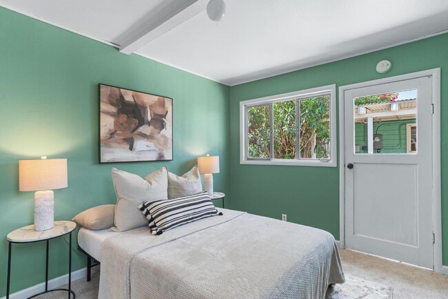 Building Photo - Charming Mid-Century Home with Detached St...