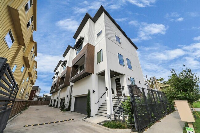 Building Photo - 1044 W 17th St