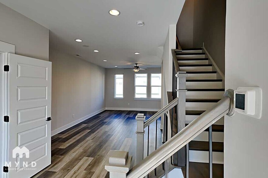 Building Photo - 586 W End Dr