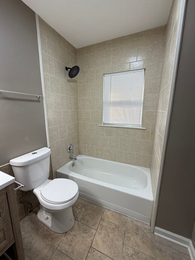 Building Photo - Move in Special - 3bed 2 bath in KCK off Turner and I-635