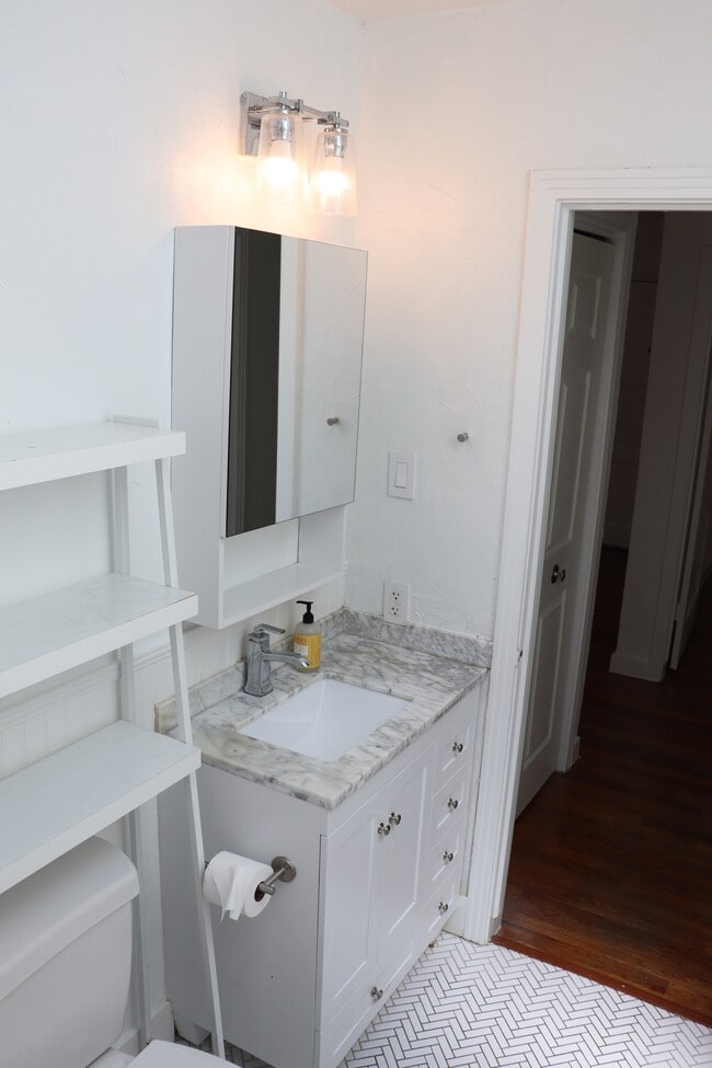 Building Photo - 713 E 45th St