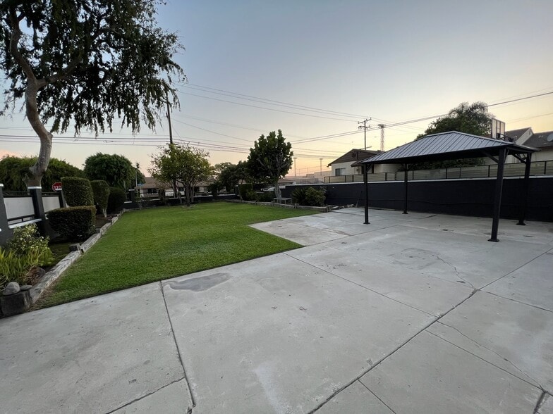 LARGE FRONT YARD - 1804 W Madison Ave