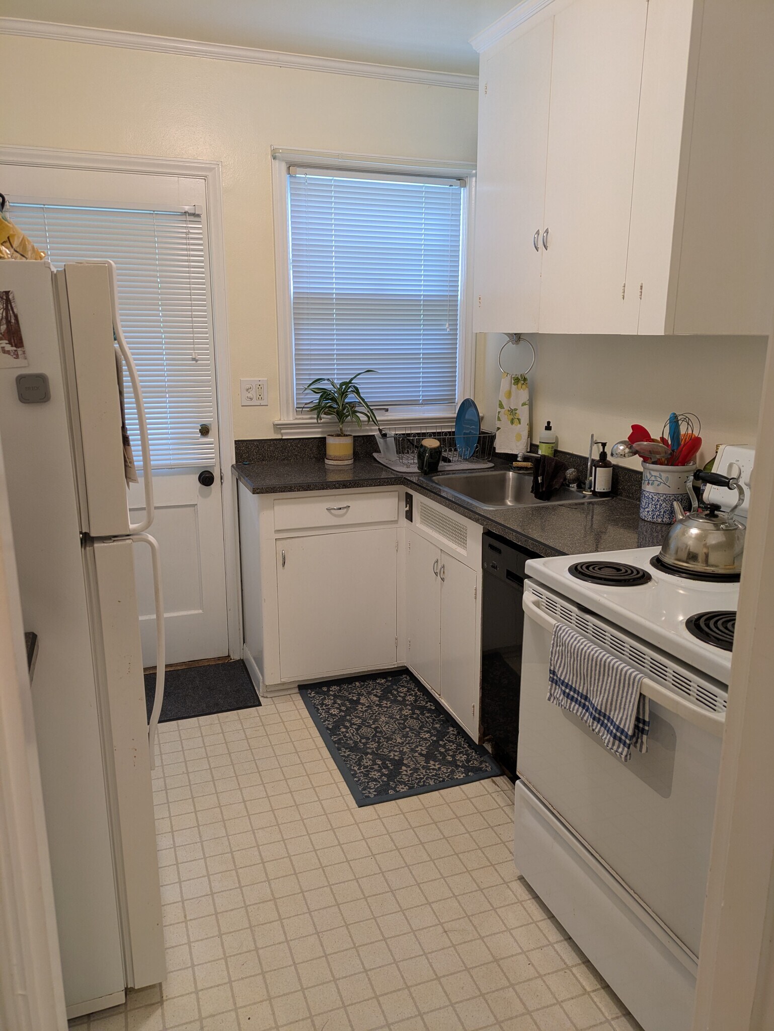 Building Photo - 636 NE 30th Ave