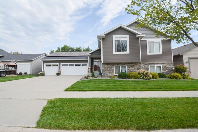 Primary Photo - 5 Bed, 3 Bath Home for Rent – Utilities In...