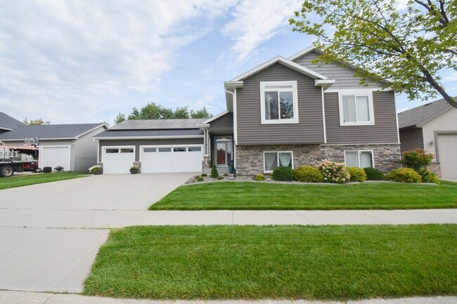 Primary Photo - Spacious 5 Bed 3 Bath Home for Rent NOW