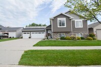 Building Photo - 5 Bed, 3 Bath Home for Rent – Utilities In...