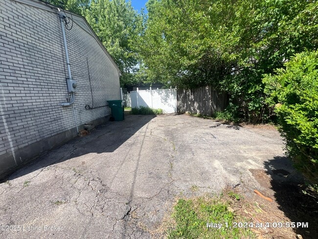 Building Photo - 230 S Circlecrest Dr