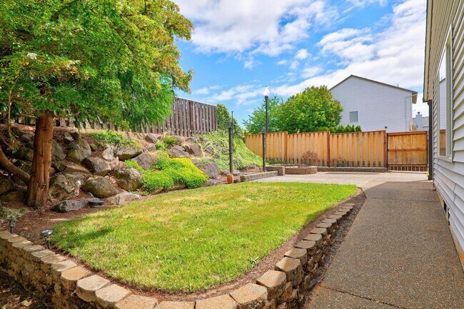 Building Photo - Beautifully Refreshed Clackamas Home with Bright Interiors & Private Backyard Retreat