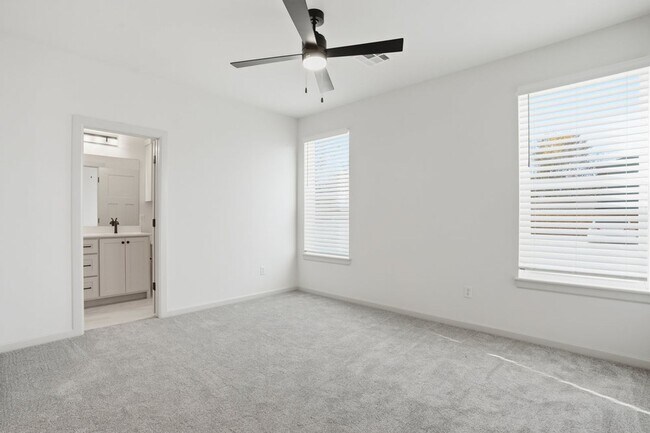 Building Photo - 3 Bed | 2 Bath Luxury Duplex