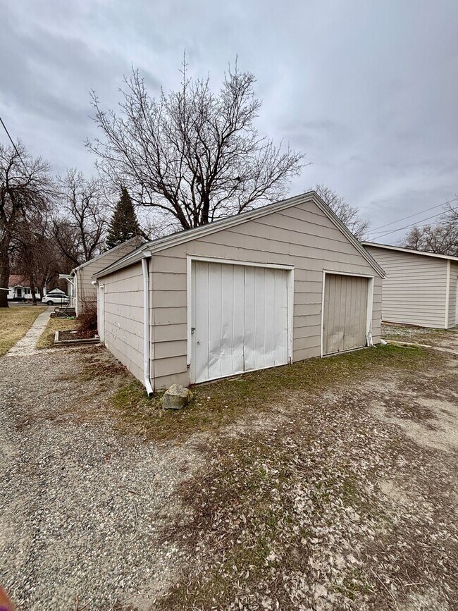 Building Photo - 828 1/2-615 1/2 Miles Ave