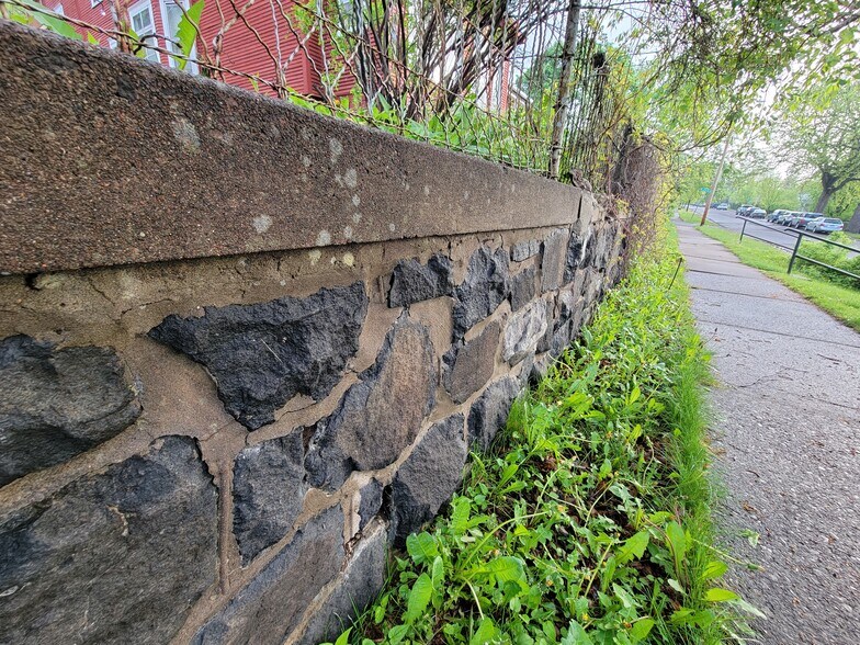 Building Photo - 1127 E 6th St