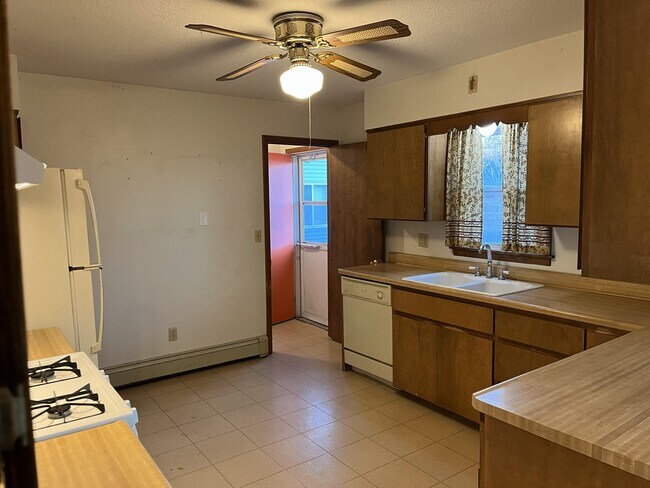 Building Photo - 120 Railroad St