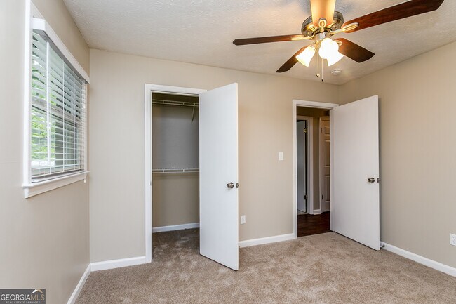 Building Photo - 3940 Scott Dr