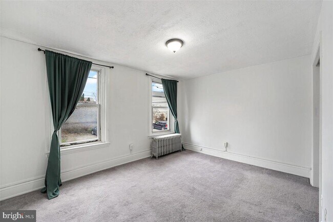 Building Photo - 528 E Elm St